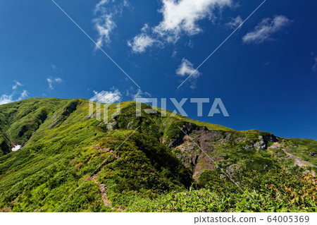 登山者前往秋色越後小松 64005369