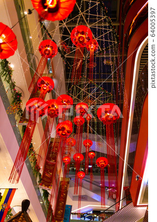Festive scenery in the Asian city mall during the 64005397