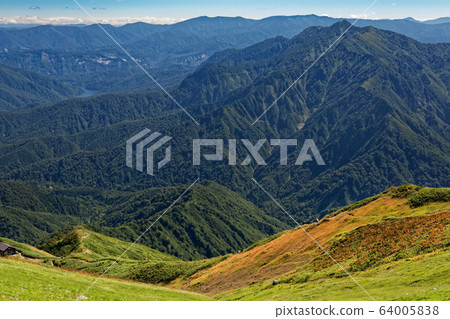 秋天的越後小牧嶽山脊線和荒澤山 秋天的越後小牧嶽山脊線和荒澤山 64005838