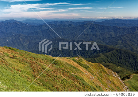 從越後小牧嶽山脊線看的小牧戶的小屋和奧他大山 從越後小牧嶽山脊線看的小牧戶的小屋和奧他大山 64005839