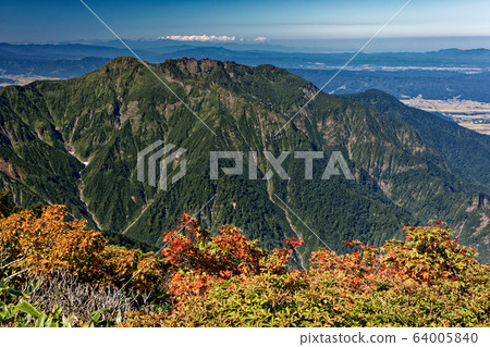 秋季從越後小岳欣賞八海山和魚沼平原的景色 秋季從越後小岳欣賞八海山和魚沼平原的景色 64005840
