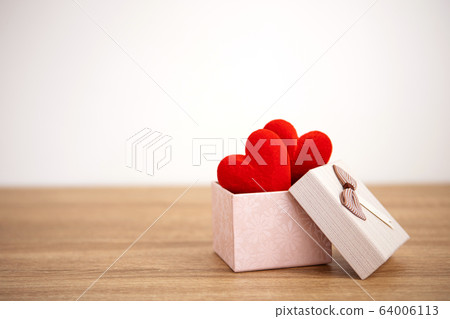 The red Heart shapes  in gift box on sweet pink 64006113