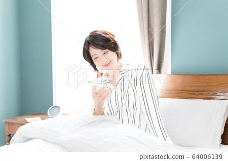 臥室婦女的生活方式 臥室婦女的生活方式 64006139