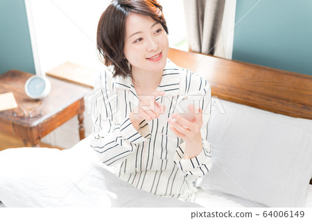 臥室婦女的生活方式 臥室婦女的生活方式 64006149