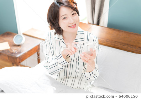 臥室婦女的生活方式 臥室婦女的生活方式 64006150