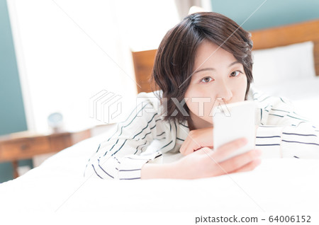臥室婦女的生活方式 64006152