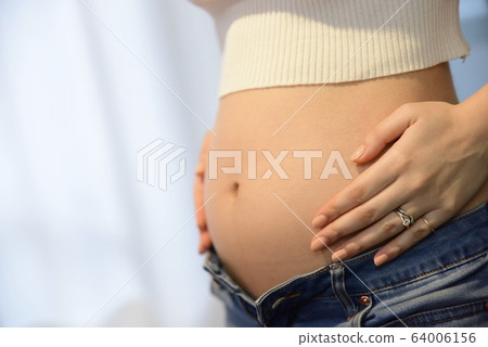 孕婦的肚子18週 孕婦的肚子18週 64006156