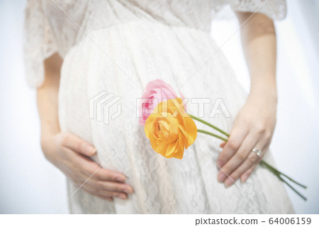 孕婦的腹部21週 孕婦的腹部21週 64006159