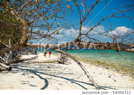 Tourist couple walk on Poda beach, Krabi Tourist couple walk on Poda beach, Krabi 64006312