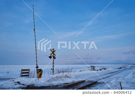 Hokkaido Kusami Main Line and the Sea of Okhotsk on drift ice Hokkaido Kusami Main Line and the Sea of Okhotsk on drift ice 64006452