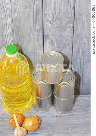 canned food on a wooden shelf, food crisis canned food on a wooden shelf, food crisis 64006868