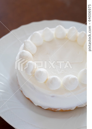 Making sweets at home decorating with cream 64006975