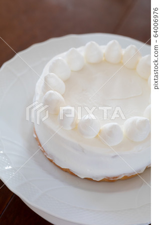 Making sweets at home decorating with cream 64006976