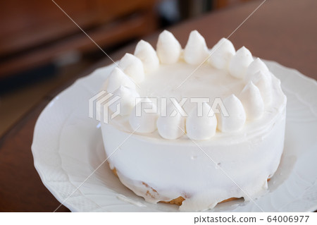 Making sweets at home decorating with cream 64006977