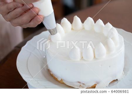 Making sweets at home decorating with cream Making sweets at home decorating with cream 64006981