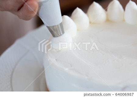 Making sweets at home decorating with cream 64006987