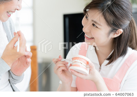 Female Senior Guidance Toothpaste 64007063