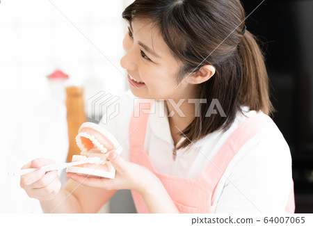 Female Senior Guidance Toothpaste 64007065