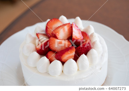 Making sweets at home Strawberry shortcake 64007273