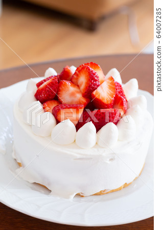 Making sweets at home Strawberry shortcake 64007285