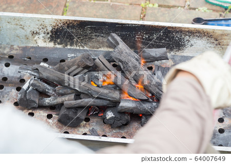 Hand to ignite charcoal 64007649