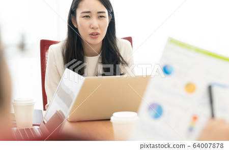 女性商務負面 64007878