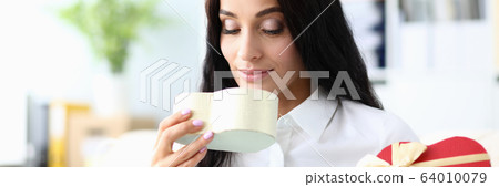Beautiful business woman 64010079