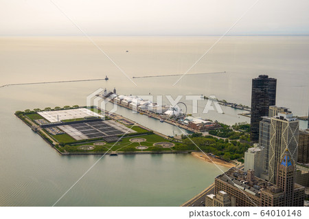 從位於美國伊利諾伊州芝加哥的約翰漢考克中心往海軍碼頭的景色 從位於美國伊利諾伊州芝加哥的約翰漢考克中心往海軍碼頭的景色 64010148