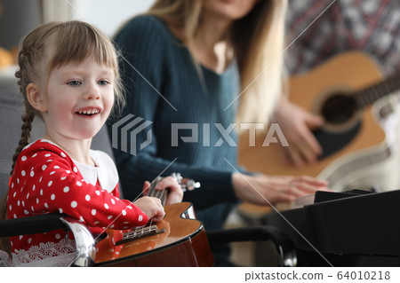 Baby learns play musical instruments with parents Baby learns play musical instruments with parents 64010218