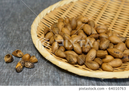 Kaya fruit called Japanese almonds 64010763