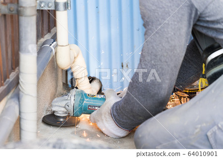 工匠用圓盤磨刀機打磨混凝土 64010901