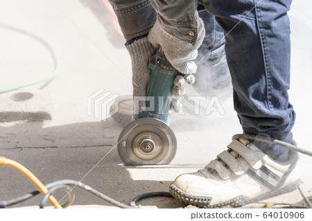 工匠用圓盤磨機切割混凝土 64010906