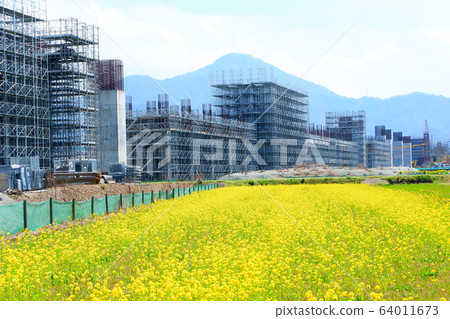 北陸新幹線正在建設中 64011673