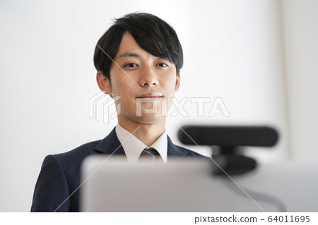 使用網絡攝像頭接受在線採訪的年輕人的形象 64011695