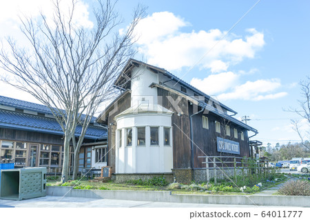 Curved Dot Winery 64011777