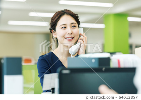 Woman phone OL clerk business 64012857