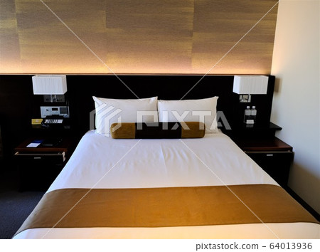 Double bed making Double bed making 64013936