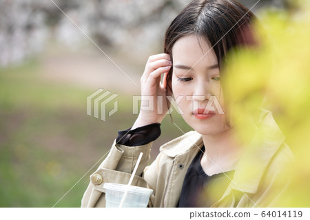 新鮮綠色女性肖像 新鮮綠色女性肖像 64014119