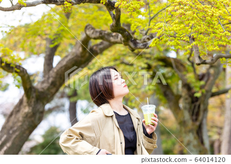 新鮮綠色女性肖像 64014120