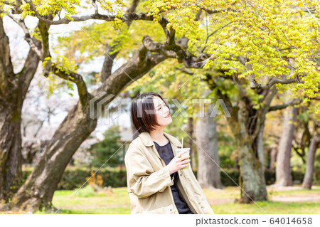 Fresh green female portrait 64014658