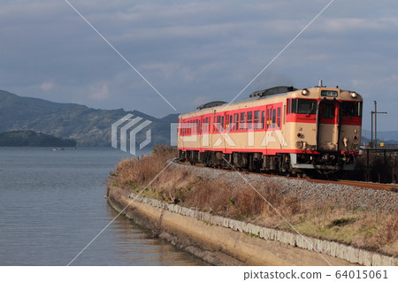 Kiha 66 in the revived JNR color running on the Omura Line on a clear day_Photo taken on January 13, 2020 64015061