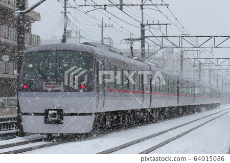 Seibu Railway's 10000 series Red Arrow train braves unseasonable heavy snowfall_Photo taken on March 29, 2020 64015086