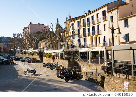 Tourists walking in Collioure village. Roussillon, 64016030