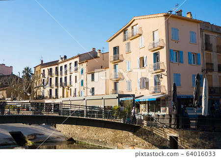 Tourists walking in Collioure village. Roussillon, Tourists walking in Collioure village. Roussillon, 64016033