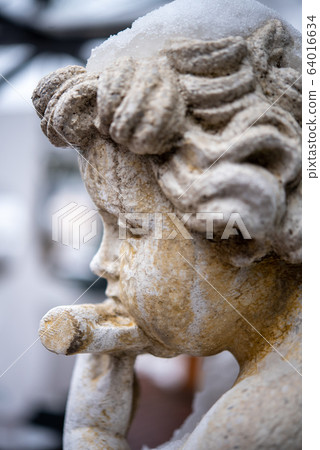 Angel sculpture 64016634