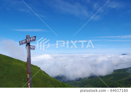 Information board indicating the Yatsugatake sea of clouds and mountain trail 64017180