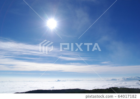 The sun and the sea of clouds below The sun and the sea of clouds below 64017182