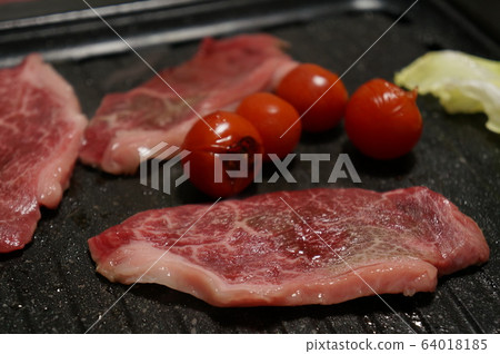 Yakiniku and mini tomatoes Yakiniku and mini tomatoes 64018185