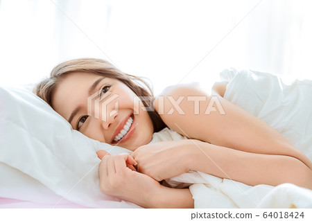 女人,美麗,美麗,睡眠,床,臥室,放鬆 女人,美麗,美麗,睡眠,床,臥室,放鬆 64018424