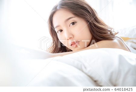 女人,美麗,美麗,睡眠,床,臥室,放鬆 女人,美麗,美麗,睡眠,床,臥室,放鬆 64018425